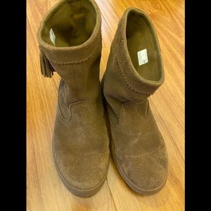 CROCS Suede Tassle Boots Size 9